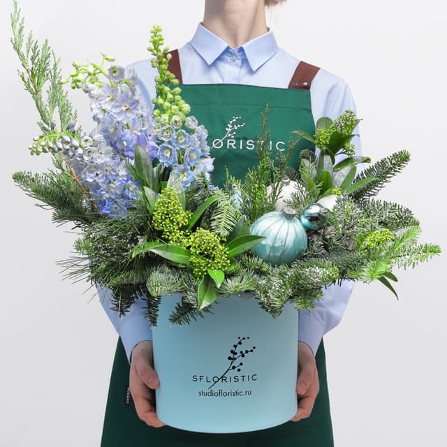 Новогодняя композиция из Нобилиса, Можжевельника и Дельфиниума в коробке «Зимняя Соната»