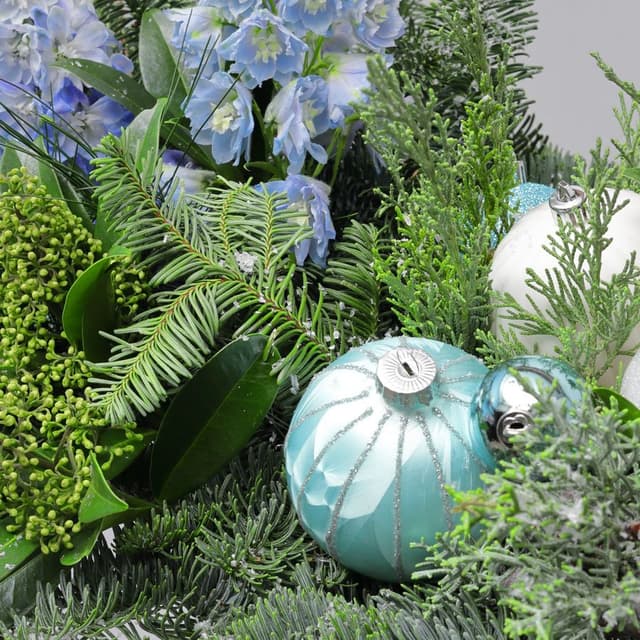 Новогодняя композиция из Нобилиса, Можжевельника и Дельфиниума в коробке «Зимняя Соната»