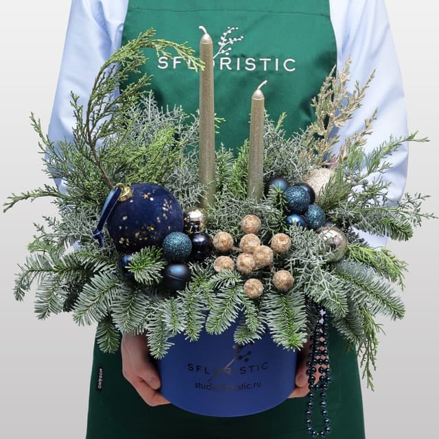 Новогодняя композиция из Нобилиса и Туи со свечами в коробке «Декабрьская Ночь»