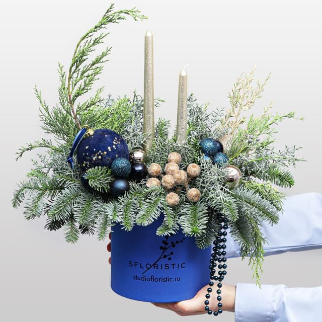 Новогодняя композиция из Нобилиса и Туи со свечами в коробке «Декабрьская Ночь»