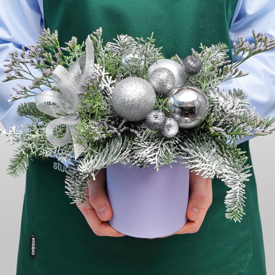 Новогодняя композиция из Нобилиса и Туи в коробке «Ледяная Роскошь»