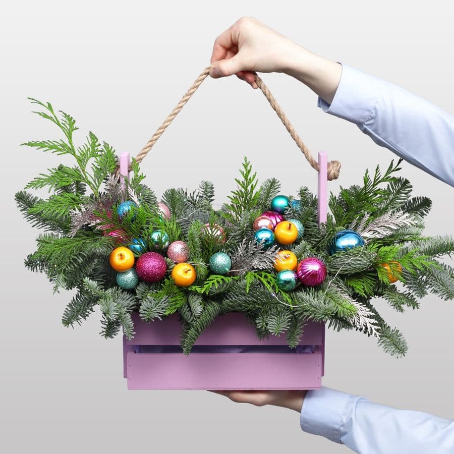 Новогодняя композиция из Нобилиса и Туи в ящике «Тутти-фрутти»