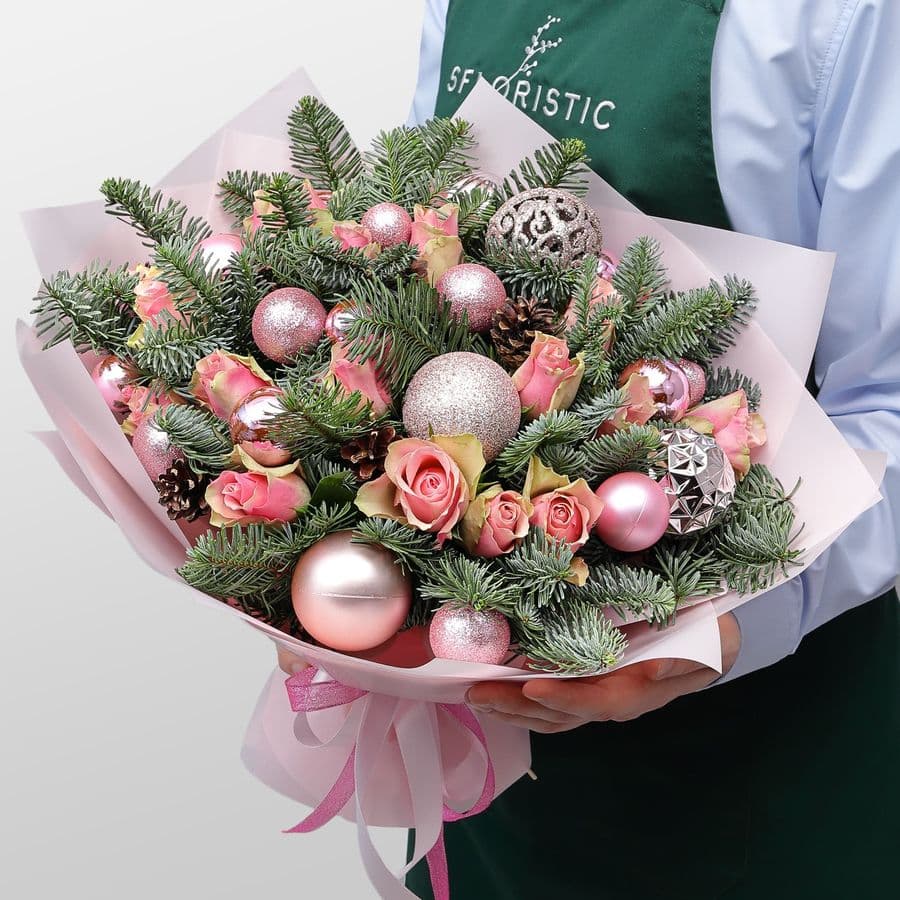 Новогодний букет из Нобилиса и Роз «Зимний Бал»