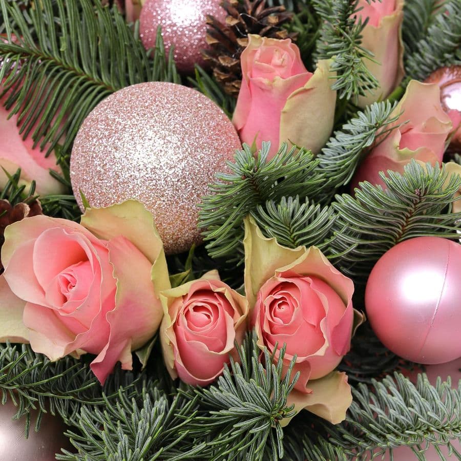 Новогодний букет из Нобилиса и Роз «Зимний Бал»