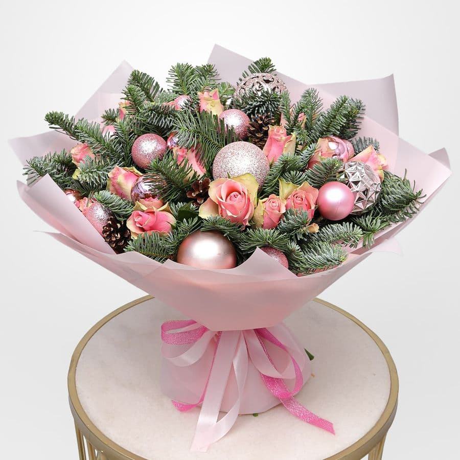 Новогодний букет из Нобилиса и Роз «Зимний Бал»