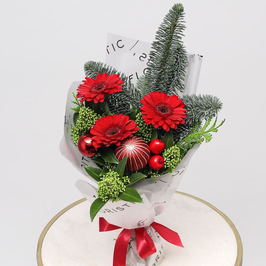 Новогодний букет из Нобилиса, Скиммии и Гермини «Имбирный Пряник»