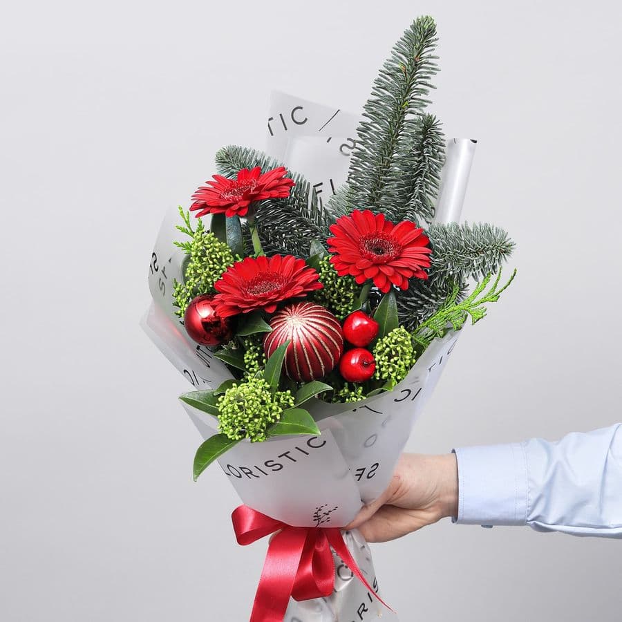 Новогодний букет из Нобилиса, Скиммии и Гермини «Имбирный Пряник»