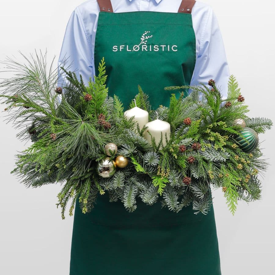 Новогодняя композиция из Нобилиса, Пинуса и Туи со свечами «Золото Леса»