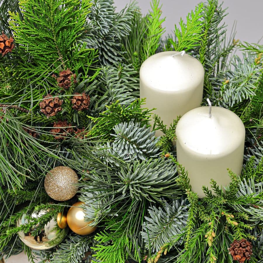 Новогодняя композиция из Нобилиса, Пинуса и Туи со свечами «Золото Леса»