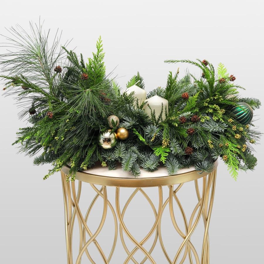 Новогодняя композиция из Нобилиса, Пинуса и Туи со свечами «Золото Леса»