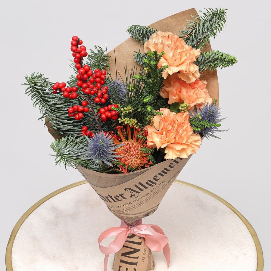 Новогодний букет из Нобилиса, Эрингиума и Диантусов «Зимние Сумерки»