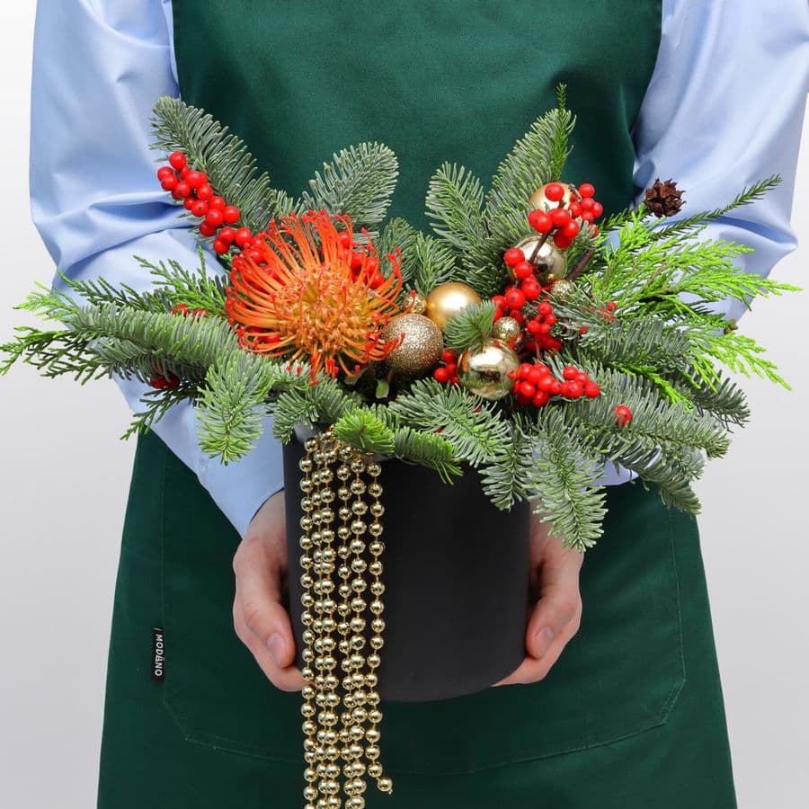 Композиция из Нобилиса, Туи и Леукаспермума в коробке «Путеводная Звезда»