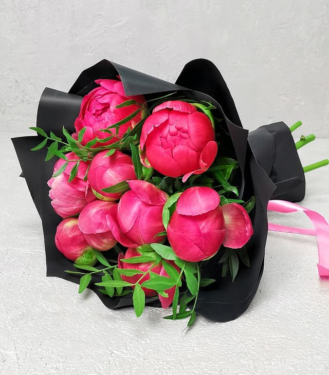 Букет из коралловых пионов "Алые пионы"