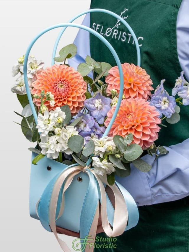 Композиция из Георгин, Маттиолы и Дельфиниума в сумочке «Лазурный Закат» Композиция из Георгин, Маттиолы и Дельфиниума в сумочке «Лазурный Закат»