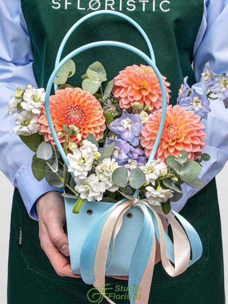 Композиция из Георгин, Маттиолы и Дельфиниума в сумочке «Лазурный Закат»