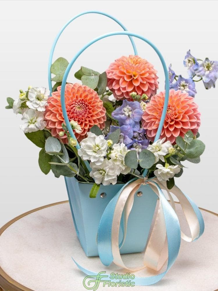 Композиция из Георгин, Маттиолы и Дельфиниума в сумочке «Лазурный Закат»