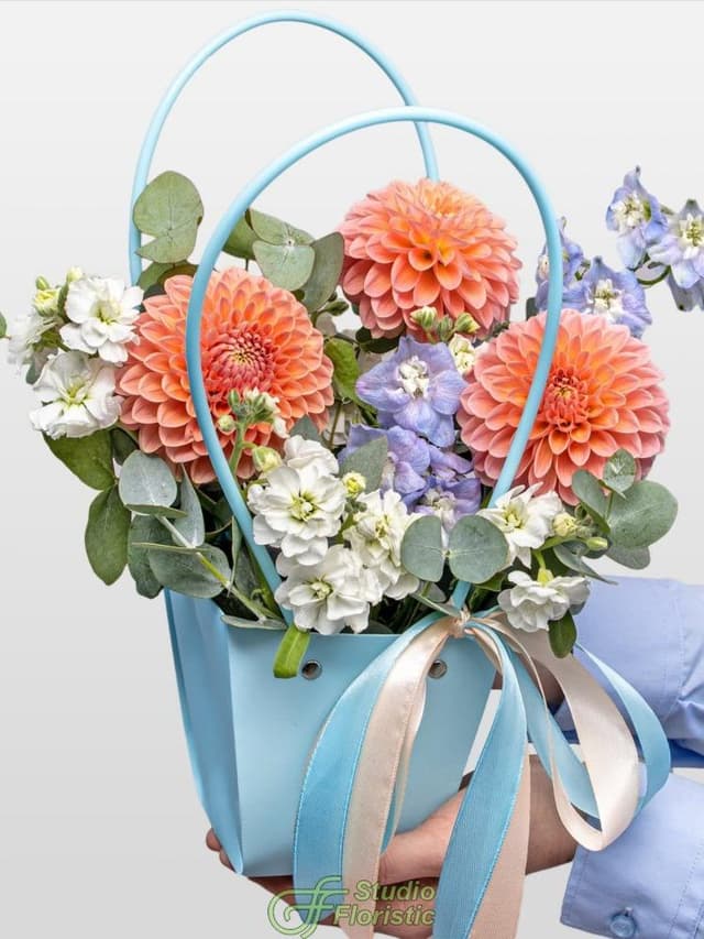 Композиция из Георгин, Маттиолы и Дельфиниума в сумочке «Лазурный Закат» Композиция из Георгин, Маттиолы и Дельфиниума в сумочке «Лазурный Закат»