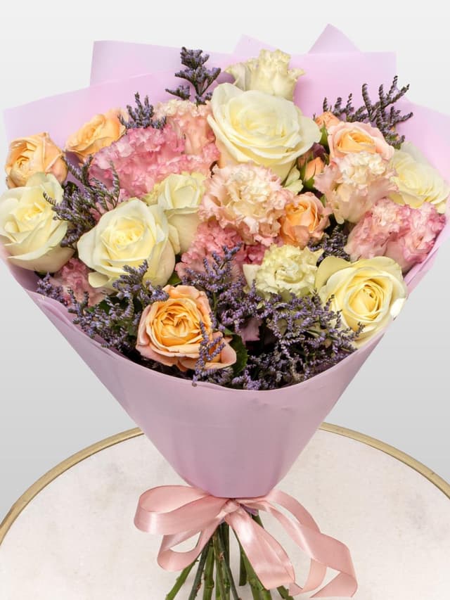 Букет из Роз, Эустомы и Лимониума «Миг нежности» Букет из Роз, Эустомы и Лимониума «Миг нежности»