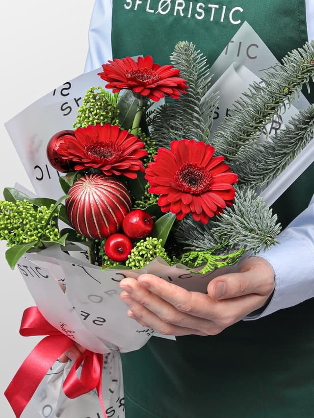 Новогодний букет из Нобилиса, Скиммии и Гермини «Имбирный Пряник» Новогодний букет из Нобилиса, Скиммии и Гермини «Имбирный Пряник»