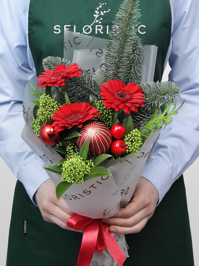 Новогодний букет из Нобилиса, Скиммии и Гермини «Имбирный Пряник» Новогодний букет из Нобилиса, Скиммии и Гермини «Имбирный Пряник»