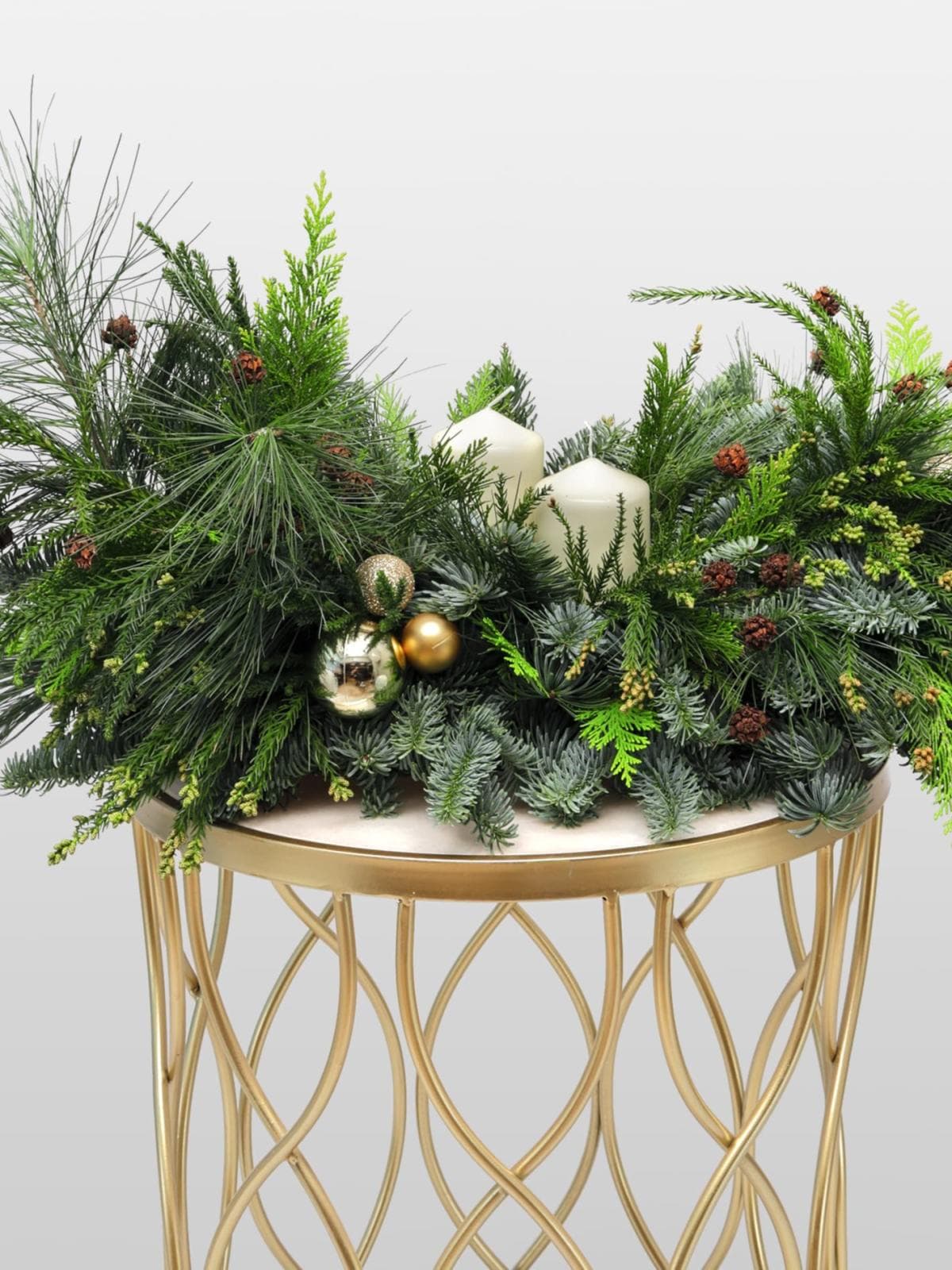 Новогодняя композиция из Нобилиса, Пинуса и Туи со свечами «Золото Леса»