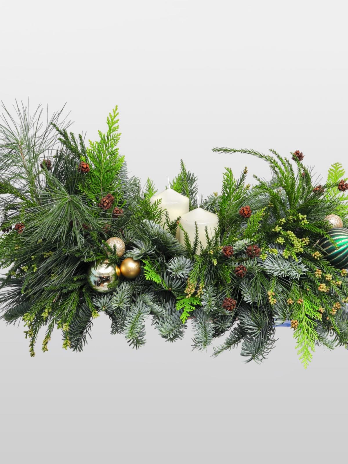 Новогодняя композиция из Нобилиса, Пинуса и Туи со свечами «Золото Леса»