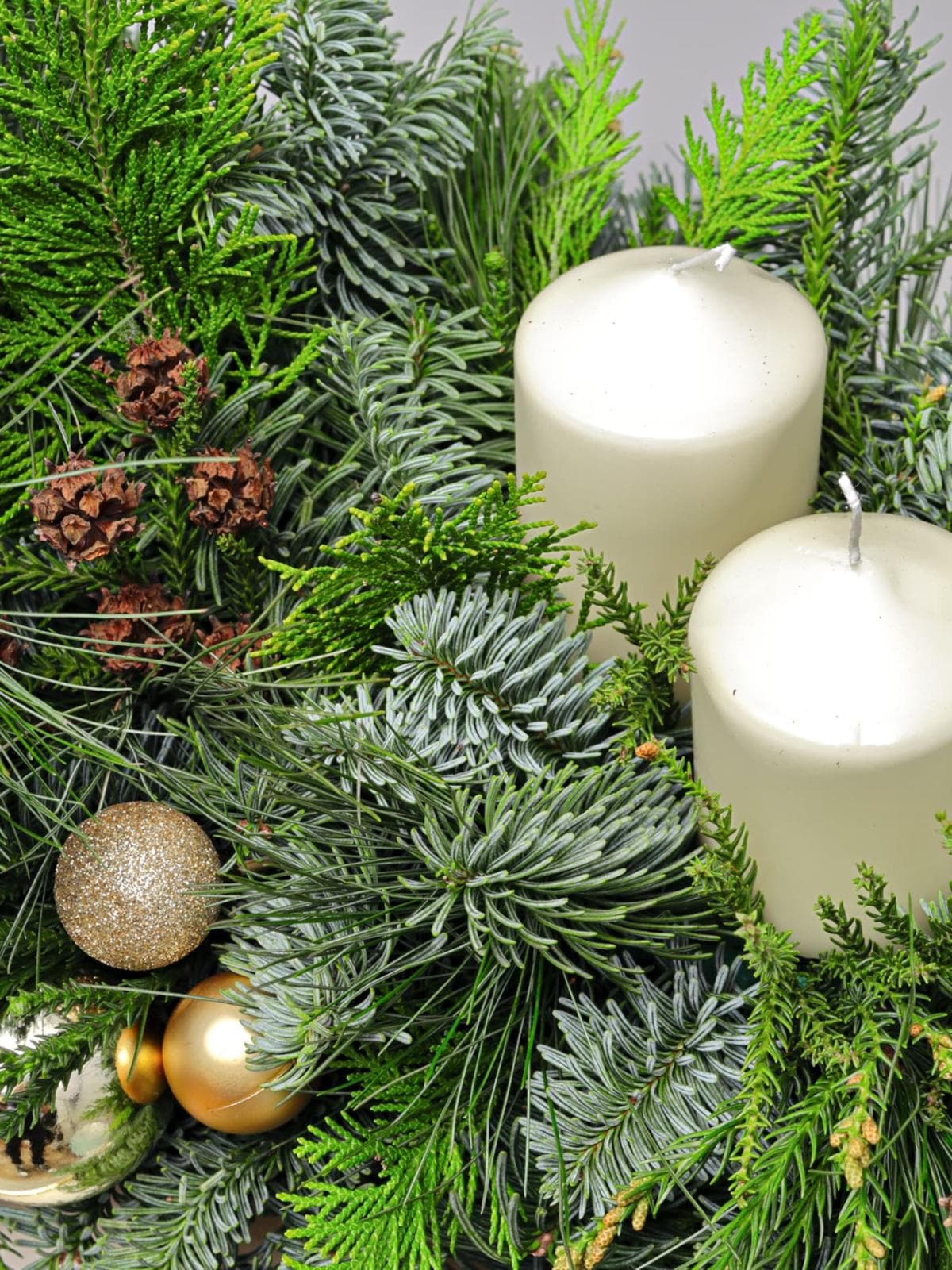 Новогодняя композиция из Нобилиса, Пинуса и Туи со свечами «Золото Леса»