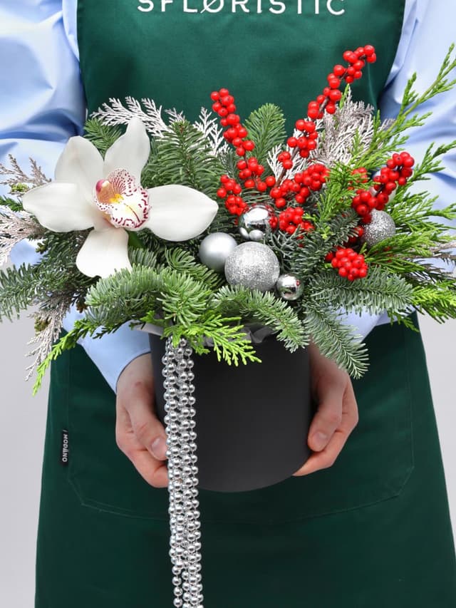 Новогодняя композиция из Нобилиса, Туи и Орхидеи в коробке «Серебряный Вальс» Новогодняя композиция из Нобилиса, Туи и Орхидеи в коробке «Серебряный Вальс»