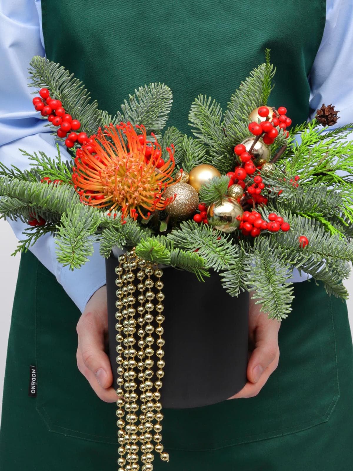 Композиция из Нобилиса, Туи и Леукаспермума в коробке «Путеводная Звезда»