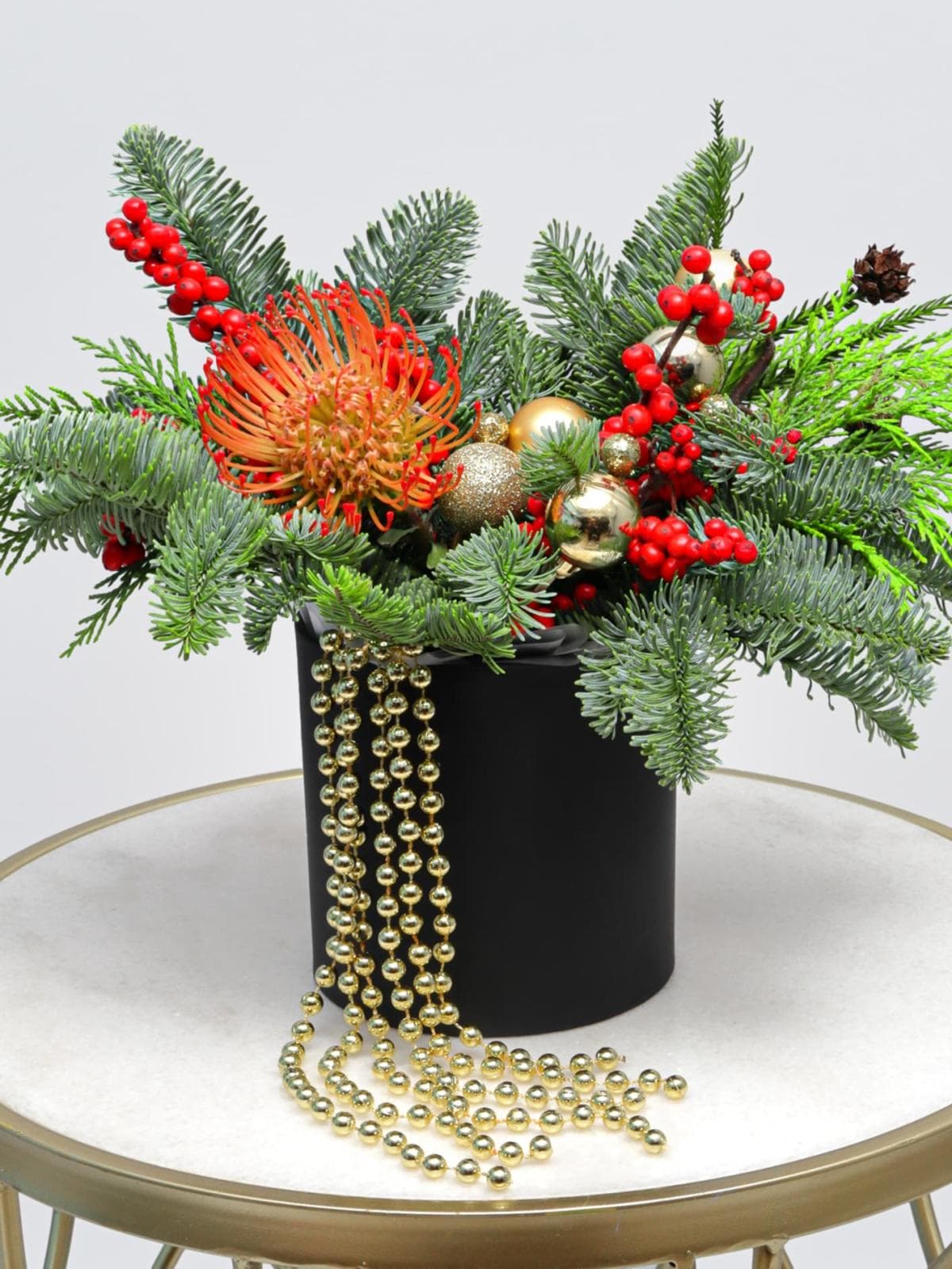 Композиция из Нобилиса, Туи и Леукаспермума в коробке «Путеводная Звезда»