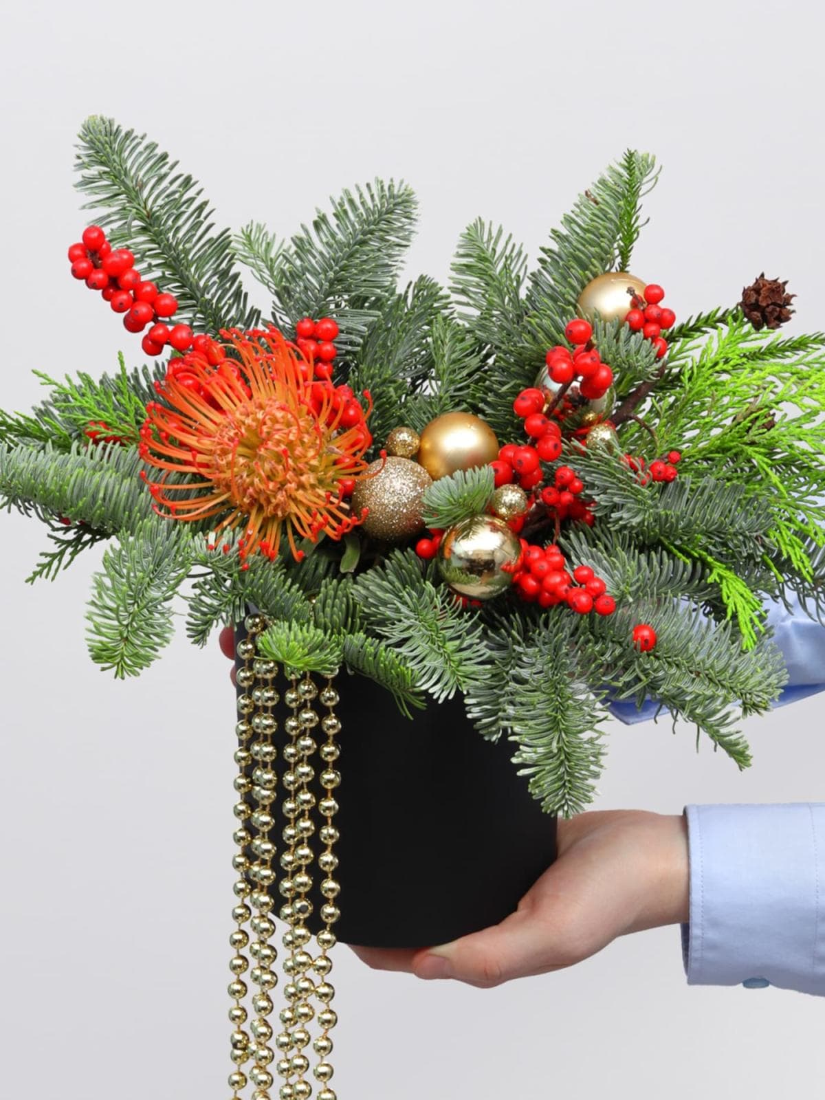 Композиция из Нобилиса, Туи и Леукаспермума в коробке «Путеводная Звезда»