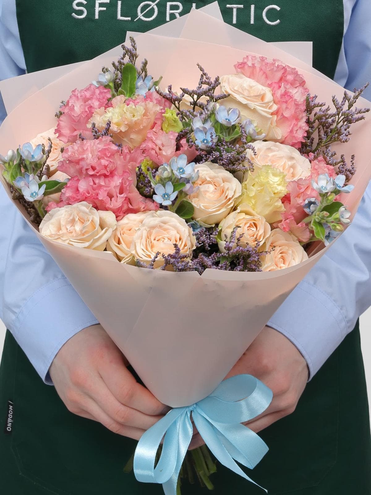 Букет из Эустомы, Кустовой розы и Оксипеталума «Сады Версаля»