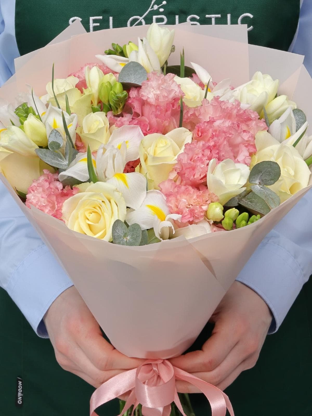 Букет из Ириса, Роз, Эустомы и Фрезии «Облачный атлас»