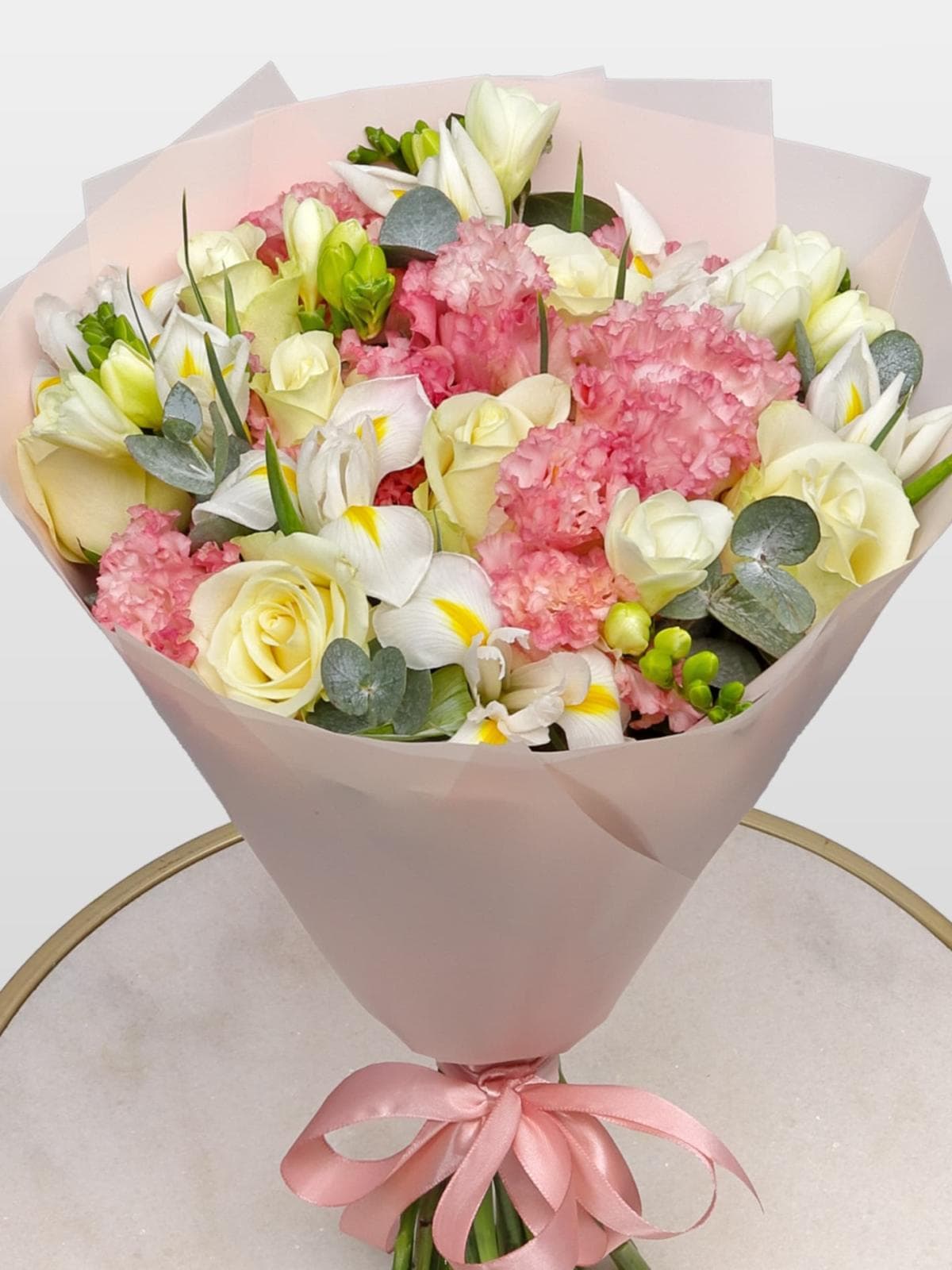 Букет из Ириса, Роз, Эустомы и Фрезии «Облачный атлас»