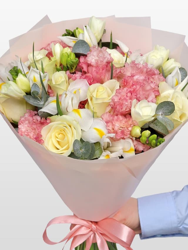 Букет из Ириса, Роз, Эустомы и Фрезии «Облачный атлас» Букет из Ириса, Роз, Эустомы и Фрезии «Облачный атлас»