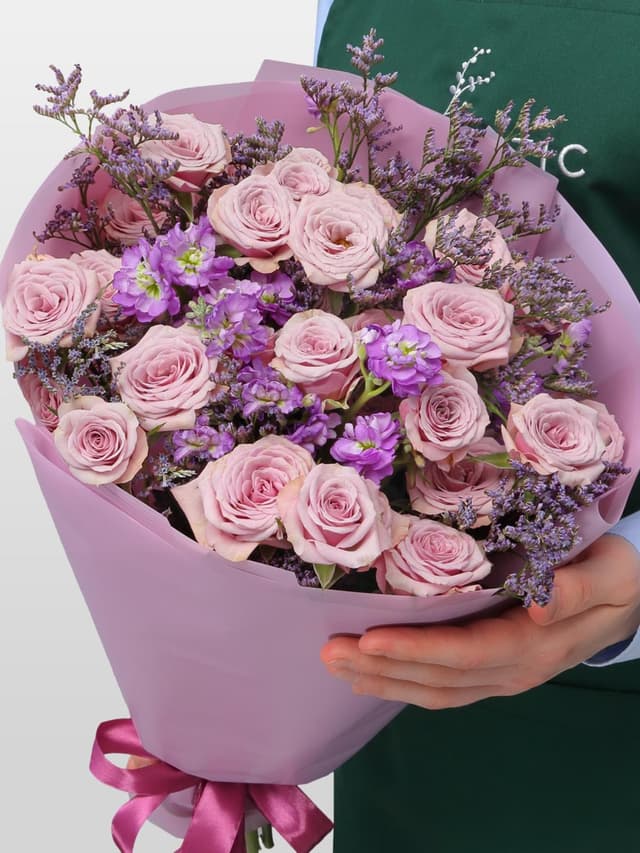 Букет из Кустовых Роз, Маттиол и Лимониума «Магия аметиста» Букет из Кустовых Роз, Маттиол и Лимониума «Магия аметиста»