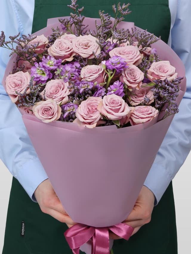 Букет из Кустовых Роз, Маттиол и Лимониума «Магия аметиста» Букет из Кустовых Роз, Маттиол и Лимониума «Магия аметиста»