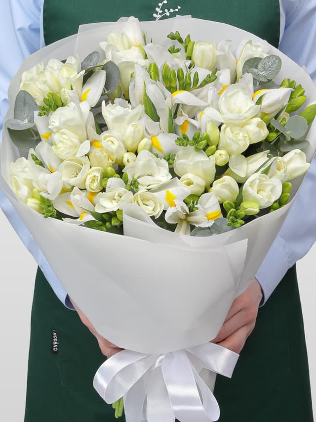 Букет из Белых Ирисов и Фрезий «Альпийская свежесть» Букет из Белых Ирисов и Фрезий «Альпийская свежесть»