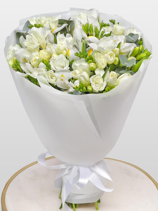 Букет из Белых Ирисов и Фрезий «Альпийская свежесть» Букет из Белых Ирисов и Фрезий «Альпийская свежесть»