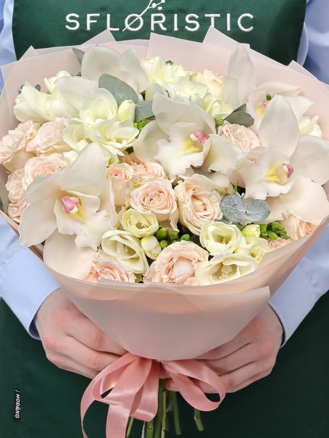 Букет из Орхидей, Фрезий и Кустовых Роз «Мечтательница» Букет из Орхидей, Фрезий и Кустовых Роз «Мечтательница»