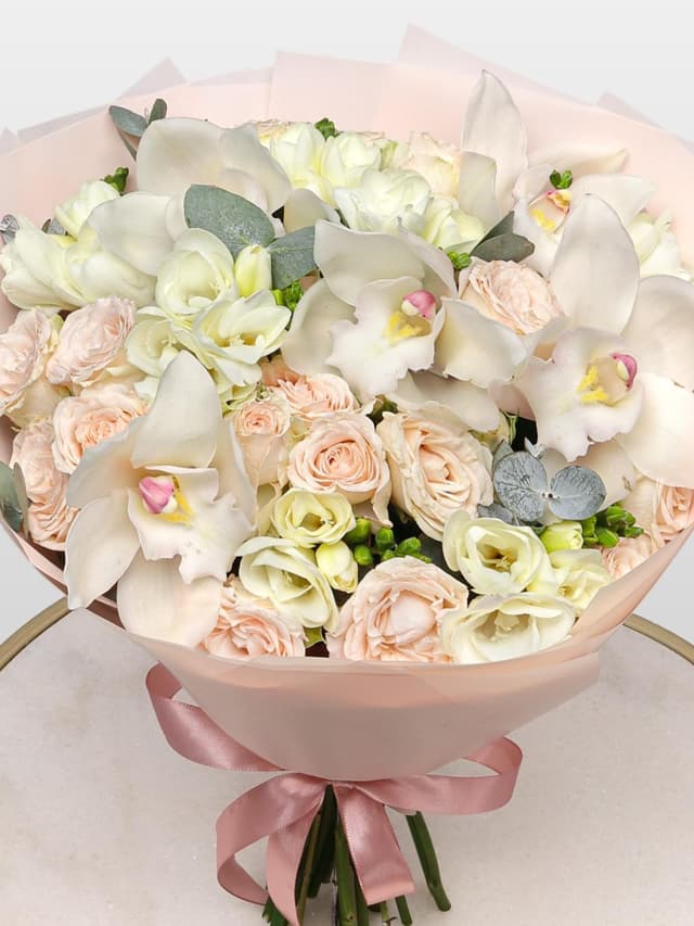 Букет из Орхидей, Фрезий и Кустовых Роз «Мечтательница» Букет из Орхидей, Фрезий и Кустовых Роз «Мечтательница»