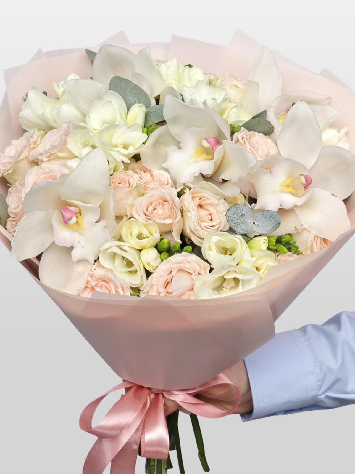 Букет из Орхидей, Фрезий и Кустовых Роз «Мечтательница»