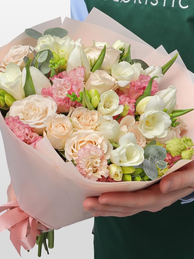 Букет из Фрезий, Тюльпанов и Кустовых Роз «Майский сон» Букет из Фрезий, Тюльпанов и Кустовых Роз «Майский сон»