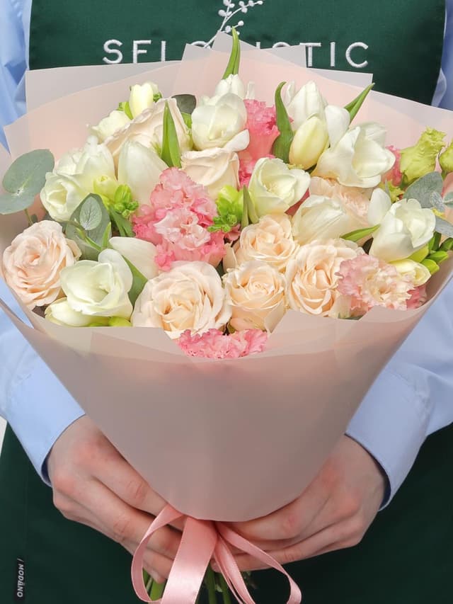 Букет из Фрезий, Тюльпанов и Кустовых Роз «Майский сон» Букет из Фрезий, Тюльпанов и Кустовых Роз «Майский сон»