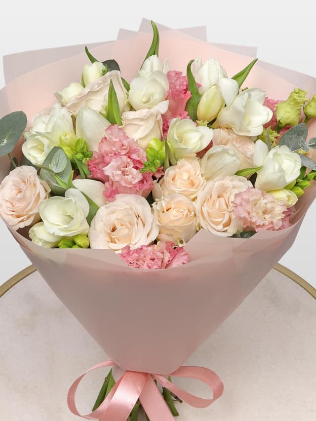 Букет из Фрезий, Тюльпанов и Кустовых Роз «Майский сон» Букет из Фрезий, Тюльпанов и Кустовых Роз «Майский сон»