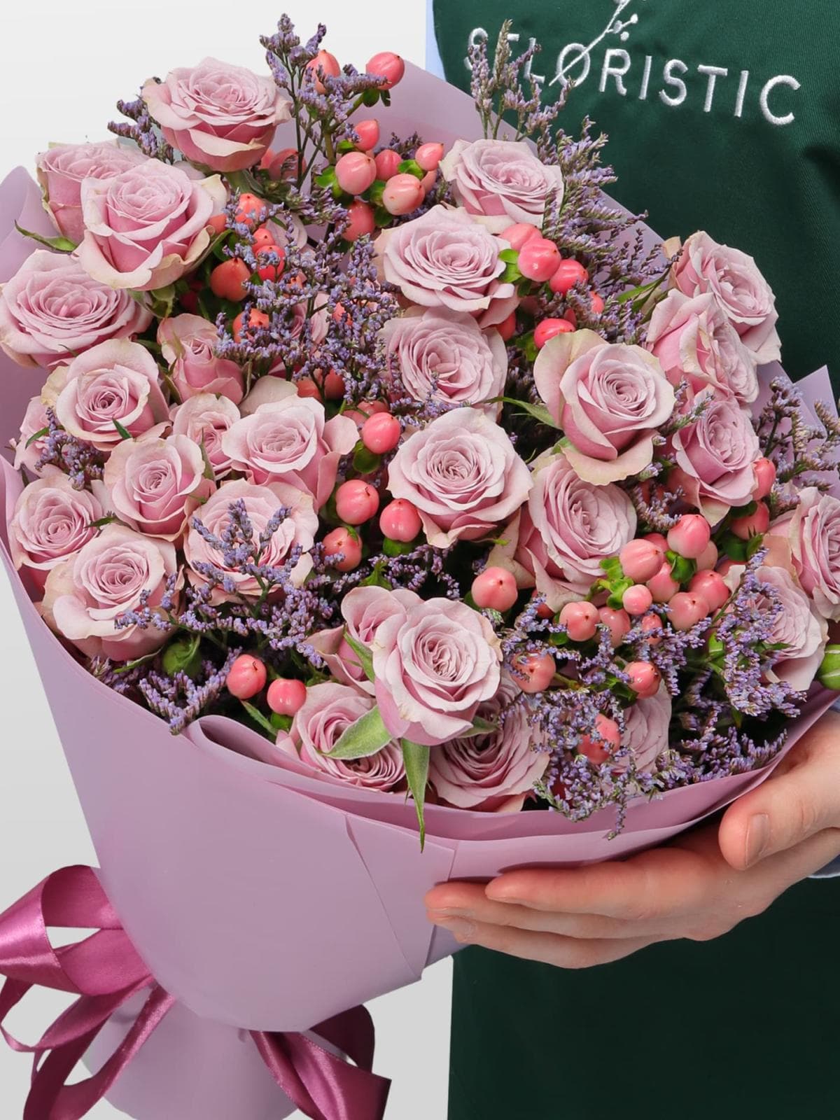 Букет из Кустовых Роз, Лимониума и Гиперикума «Вересковый мед»