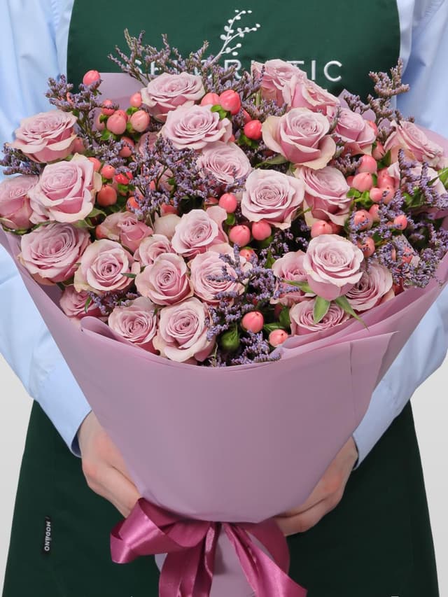 Букет из Кустовых Роз, Лимониума и Гиперикума «Вересковый мед» Букет из Кустовых Роз, Лимониума и Гиперикума «Вересковый мед»