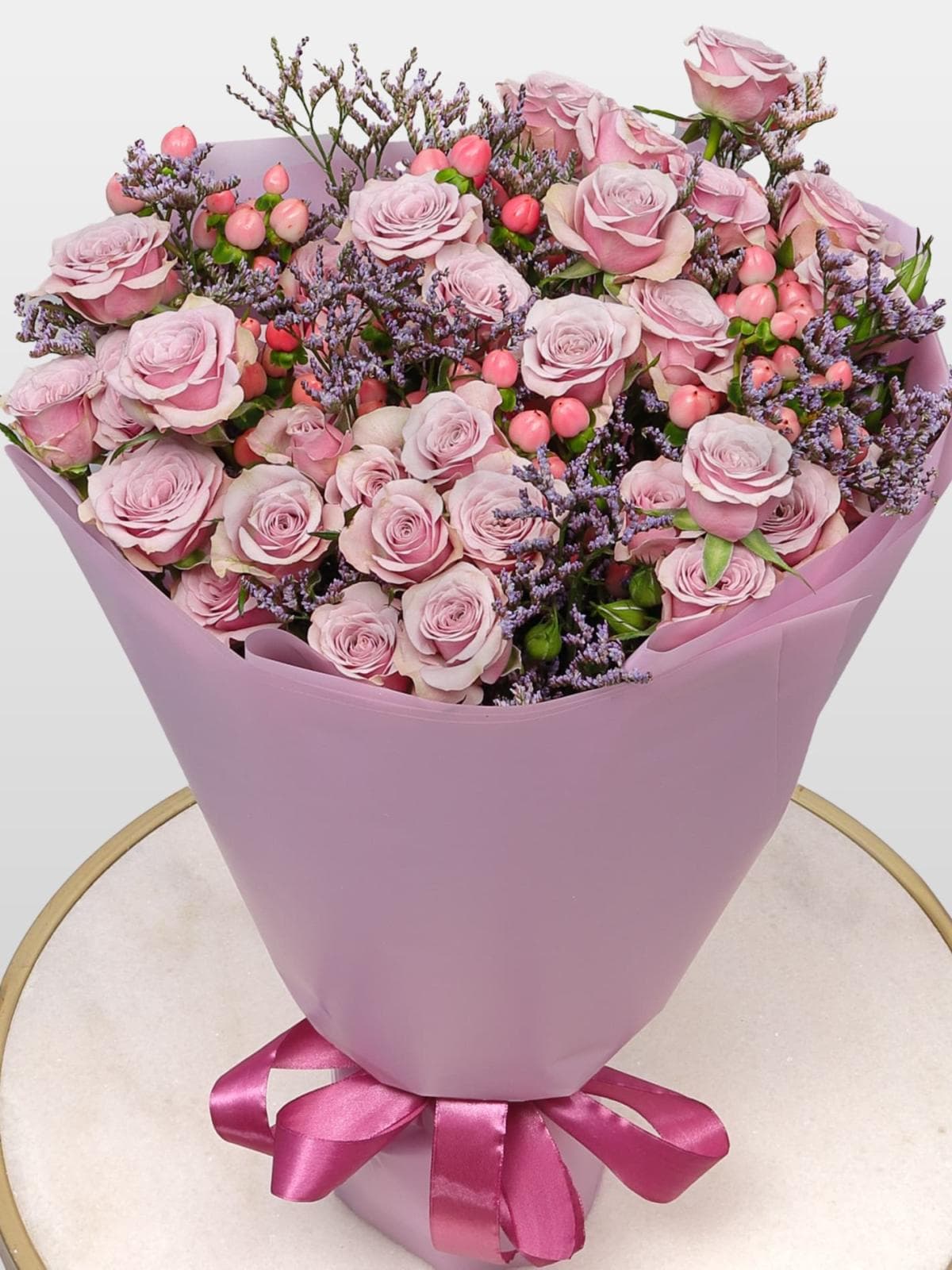 Букет из Кустовых Роз, Лимониума и Гиперикума «Вересковый мед»