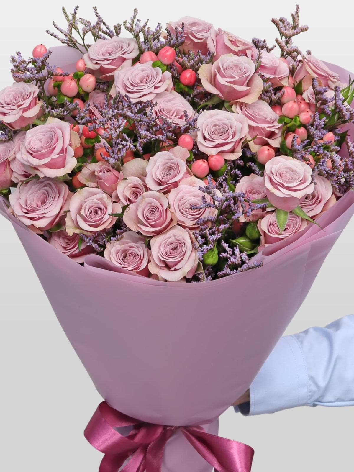 Букет из Кустовых Роз, Лимониума и Гиперикума «Вересковый мед»