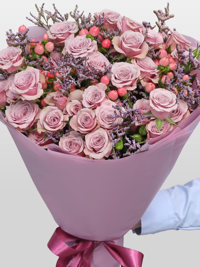 Букет из Кустовых Роз, Лимониума и Гиперикума «Вересковый мед» Букет из Кустовых Роз, Лимониума и Гиперикума «Вересковый мед»